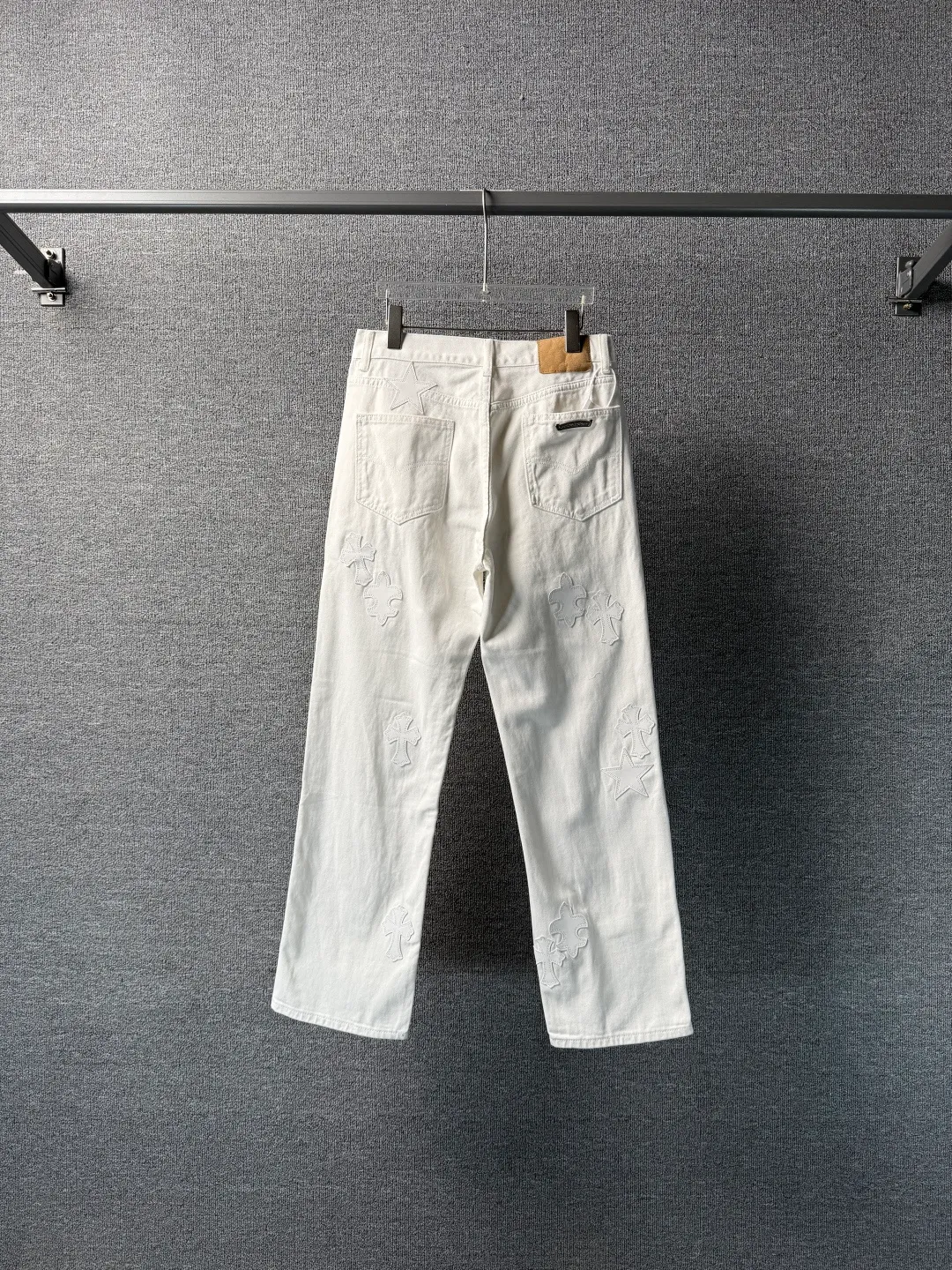P260 💰 (Top version) Chrome Hearts/Chrome Hearts Classic white star cow series colored leather cross washed color fabric unisex denim trousers Vibe style straight stacked god-level version Carbon fine bias denim color cloth Old vintage full set of hardware - Chrome Hearts white cow series The high version uses high-ounce custom fabrics, fermentation washing and soft color fixation, soft and thick to wear, the details are all made by hand-polished craftsmanship, all-over printed jacquard fabric Unique design style. Through multiple processes to create a full retro feel. Unique niche non-contrast shirt. Customized distressed spray-painted buttons. Craftsmanship in every detail. Color: white stars. Size: 28-30-32-34 (corresponding to S-M-L-XL)